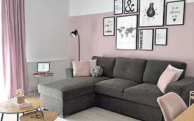 Wanderlust Home Pink, Rasnov Apt For 4, Wifi And Free Parking